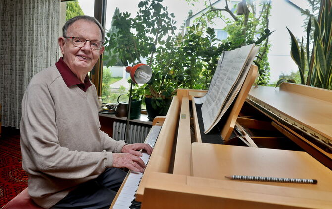 Gotthilf Walker spielt Klavier - ein Hobby, das er im Ruhestand wieder aufgenommen hat.