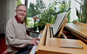 Gotthilf Walker spielt Klavier - ein Hobby, das er im Ruhestand wieder aufgenommen hat.