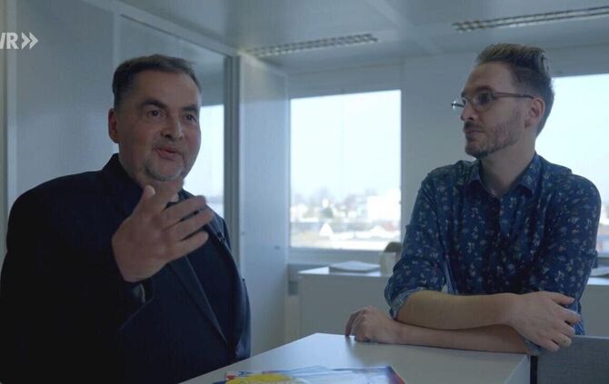 Cheredakteur Frank Nipkau (links) und Alexander Roth (rechts) im Gespräch mit Regisseur Theo Heyen.