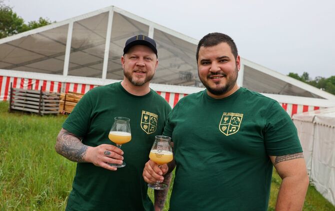 Marcel Karle und Evangelos Balagiannis (r.) vor dem Festzelt, in dem auch das "Richtfest" des Berglesbonds stattfindet.