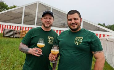 Marcel Karle und Evangelos Balagiannis (r.) vor dem Festzelt, in dem auch das "Richtfest" des Berglesbonds stattfindet.