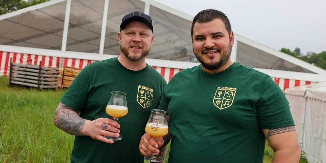 Marcel Karle und Evangelos Balagiannis (r.) vor dem Festzelt, in dem auch das "Richtfest" des Berglesbonds stattfindet.