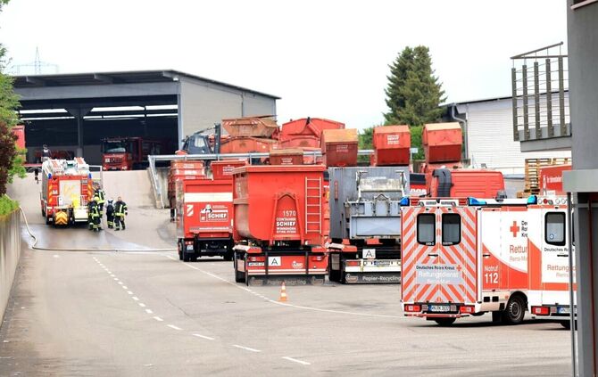 Am Donnerstagmittag (07.05.) musste die Feuerwehr wegen eines brennenden Containers ausrücken.