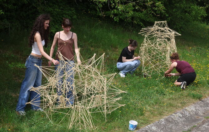 Die Ausstellung der Korber Köpfe geht in die 20. Runde, hier bauen Schüler*innen eines der Kunstwerke auf