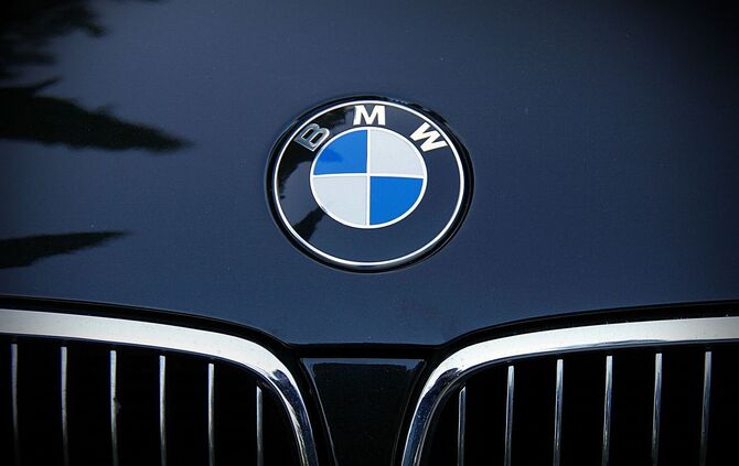 Die Polizei sucht nach Hinweisen zu einem gestohlenen BMW (Symbolfoto).
