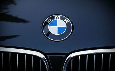 Die Polizei sucht nach Hinweisen zu einem gestohlenen BMW (Symbolfoto).