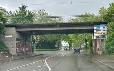 Am Donnerstag war die Bahnbrücke normal befahrbar.