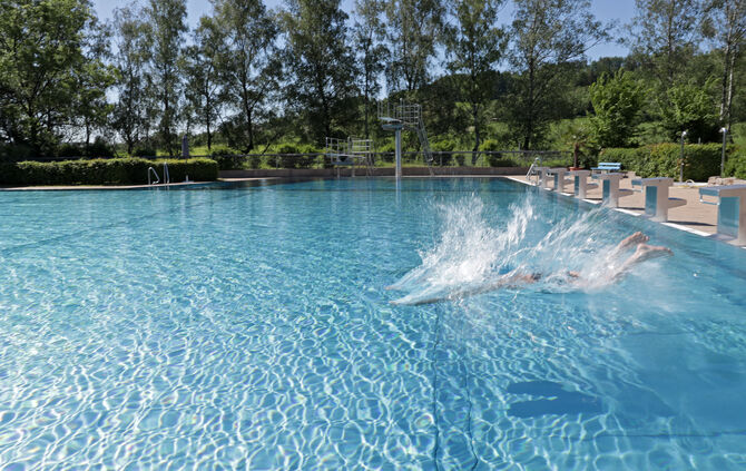 Bei voraussichtlich sonnigem Wetter wird das Freibad in die Saison starten.