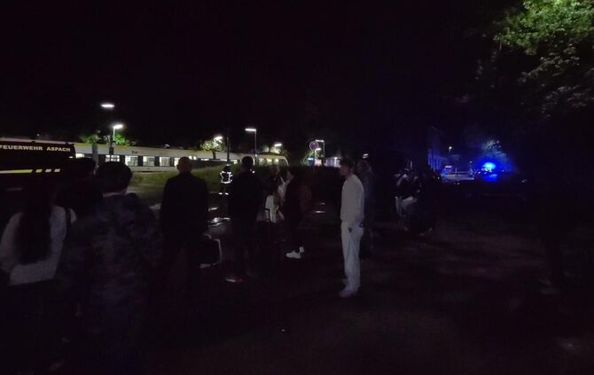 Der MEX 19 Richtung Sulzbach konnte am Dienstag, 5. Mai, bei Maubach nicht weiterfahren. In weiter Entfernung der Wartenden sind