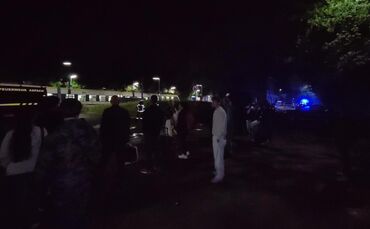 Der MEX 19 Richtung Sulzbach konnte am Dienstag, 5. Mai, bei Maubach nicht weiterfahren. In weiter Entfernung der Wartenden sind