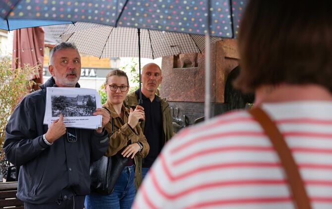 Die inklusive Stadtführung, hier an der Stele am Viehmarktplatz, ist für Menschen mit und ohne Beeinträchtigung gleichermaßen ge