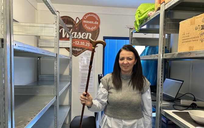 Ein besonderes Fundstück: Ein Gehstock. Über den wundert sich auch Claudia Marchese trotz mehrjähriger Fundbüro-Erfahrung.