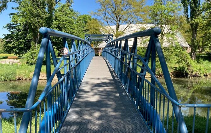 Über diese Brücke führt die Umleitung des Remstalradwegs derzeit. Im Gegenverkehr wird es hier eng.