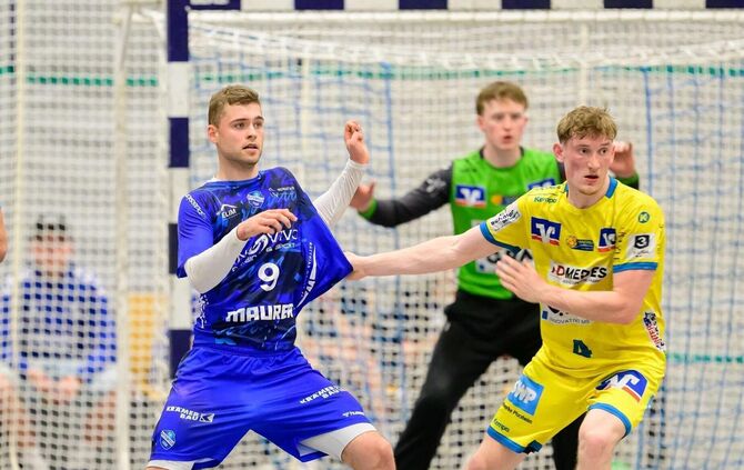 Sören Winger (blaue Spielkleidung), in seinem letzten Heimspiel, und der TVB II knöpften dem Favoriten SG Pforzheim-Eutingen (hi