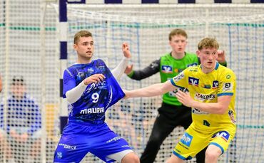 Sören Winger (blaue Spielkleidung), in seinem letzten Heimspiel, und der TVB II knöpften dem Favoriten SG Pforzheim-Eutingen (hi