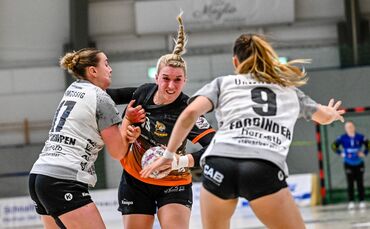 Samira Brand (Mitte), hier gegen Julia van Kampen (links) und Mira Faßbender, und der VfL Waiblingen ließen gegen Freiburg leich