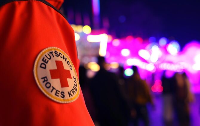 70 bis 100 Helferinnen und Helfer vom DRK arbeiten täglich auf dem Frühlingsfest.