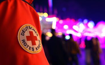 70 bis 100 Helferinnen und Helfer vom DRK arbeiten täglich auf dem Frühlingsfest.