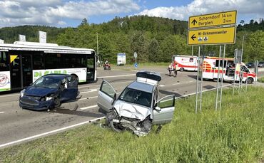 Zwei Pkw kollidierten frontal.
