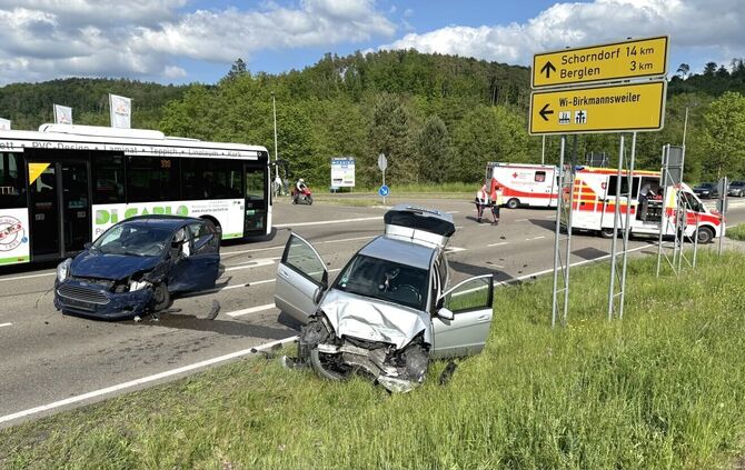 Zwei Pkw kollidierten frontal.