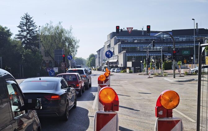 Schlange stehen auf der AOK-Kreuzung. Geradeaus geht's derzeit nicht, nur nach links.
