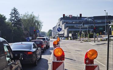 Schlange stehen auf der AOK-Kreuzung. Geradeaus geht's derzeit nicht, nur nach links.