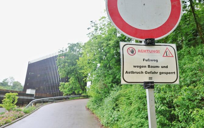 "Baum- und Astbruchgefahr": Sperrung vom "Badberg" in Waiblingen-Neustadt, nahe des Stihl-Werks 1.