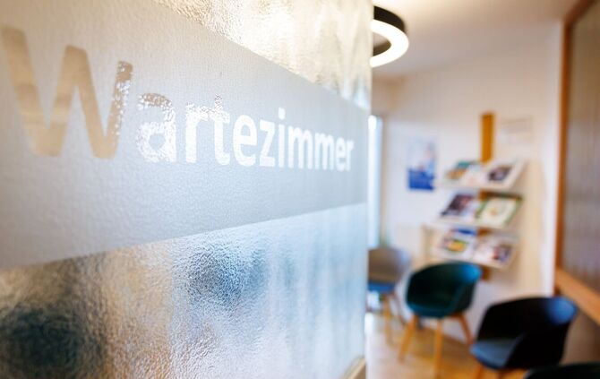 Kommt es durch das Gesundheitssparpaket zu weiteren Terminengpässen und längeren Wartezeiten? Die Kassenärzte warnen davor. (Sym