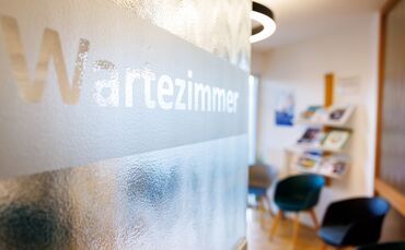 Kommt es durch das Gesundheitssparpaket zu weiteren Terminengpässen und längeren Wartezeiten? Die Kassenärzte warnen davor. (Sym