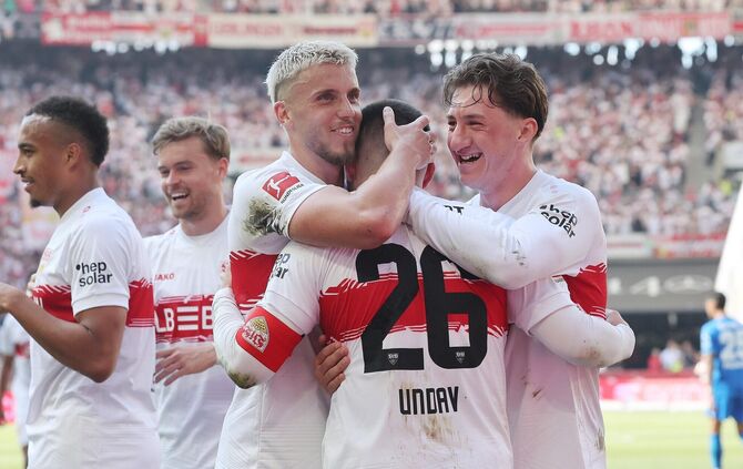 Ermedin Demirovic und Angelo Stiller jubeln mit Deniz Undav über das Tor zum 3:1.