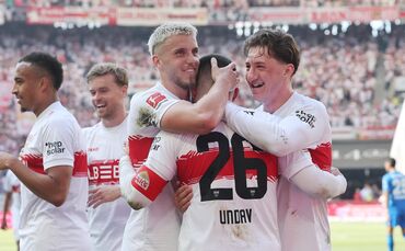 Ermedin Demirovic und Angelo Stiller jubeln mit Deniz Undav über das Tor zum 3:1.