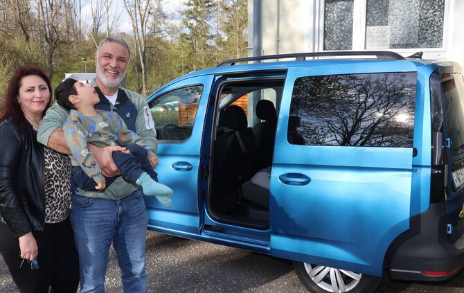 Für Abraham Bahhi und seiner Frau Elizabeth Ghazrian wurde ein Traum wahr: Sie haben nun ein eigenes Auto. Das macht den Alltag