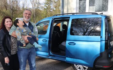 Für Abraham Bahhi und seiner Frau Elizabeth Ghazrian wurde ein Traum wahr: Sie haben nun ein eigenes Auto. Das macht den Alltag 