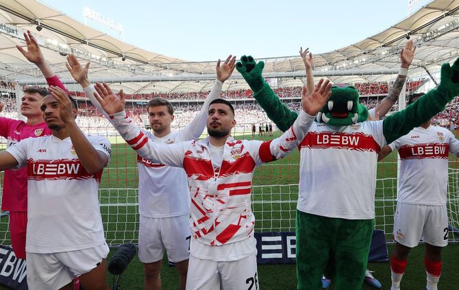 Deniz Undav und die VfB-Mitspieler feiern den 3:1-Sieg gegen Leverkusen in der Fankurve.