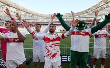 Deniz Undav und die VfB-Mitspieler feiern den 3:1-Sieg gegen Leverkusen in der Fankurve.
