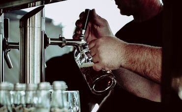 Norbert aus Ungarn arbeitet mehrere Monate im Jahr in der saisonalen Gastronomie im Ausland. Beim Frühlingsfest in Stuttgart bed