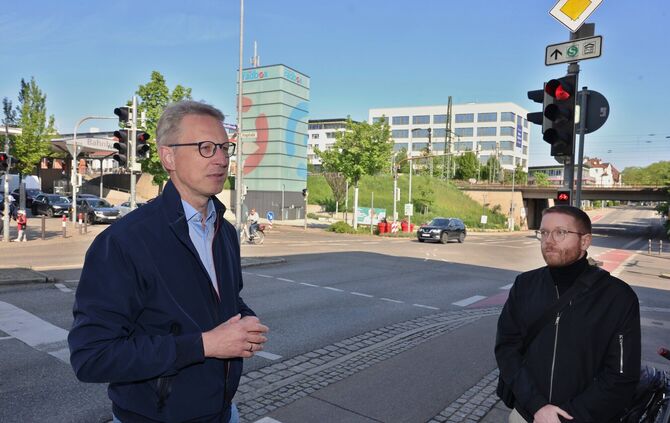 Bürgermeister Johannes Berner (li.) und Ordnungsamtsleiter Szilard Szabo verteidigen die Situation an der Kreuzung Bahnhofstraße