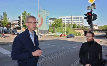 Bürgermeister Johannes Berner (li.) und Ordnungsamtsleiter Szilard Szabo verteidigen die Situation an der Kreuzung Bahnhofstraße