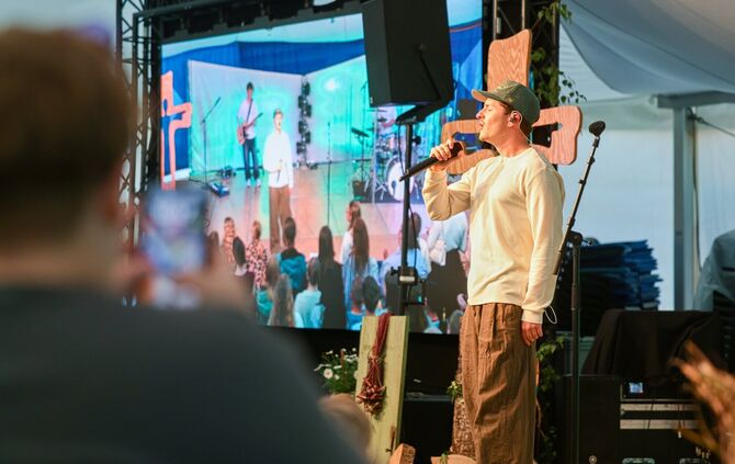 Christen-Rap bei der Zeltkirche in Welzheim: Ruben Seitle tritt unter seinem Künstlernamen Copain auf.