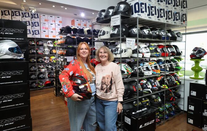 "Regina's Motorradboutique" in Fellbach: Tochter Anke Jobs (links) und Regina Klett.