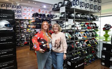 "Regina's Motorradboutique" in Fellbach: Tochter Anke Jobs (links) und Regina Klett.