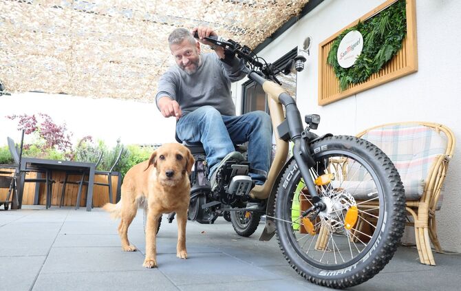 Andreas Gruber geht mit Hund Sissi immer "Fahrrad-Gassi", wie er es nennt.