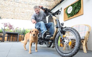 Andreas Gruber geht mit Hund Sissi immer "Fahrrad-Gassi", wie er es nennt.