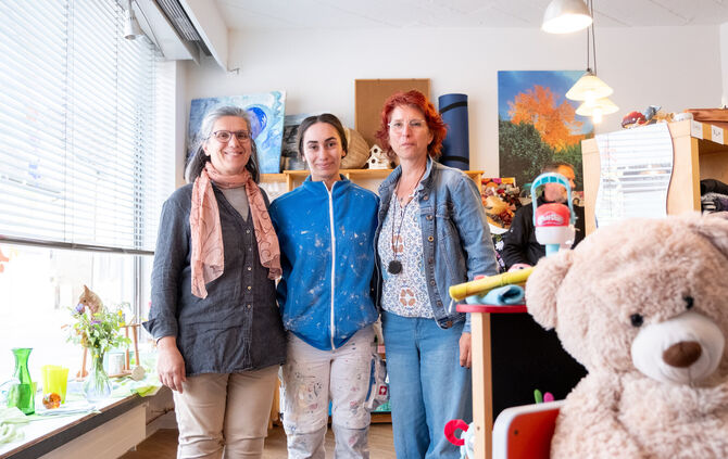 Freuen sich auf die Zukunft: Die beiden Lehrerinnen Karolina Ebinger (links) und Dana Sagmeister (rechts) mit Merve Cimen. Sie g