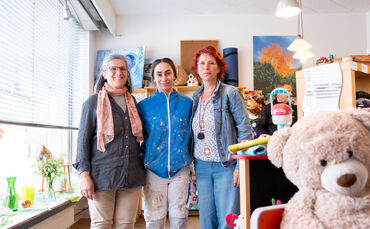 Freuen sich auf die Zukunft: Die beiden Lehrerinnen Karolina Ebinger (links) und Dana Sagmeister (rechts) mit Merve Cimen. Sie g
