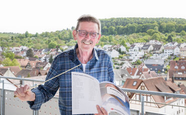 Blick auf seine Wahlheimat Strümpfelbach: Thomas Kemmer-Mannschreck (72) auf seinem Balkon. Nach 45 Jahren hat er sein Amt als D