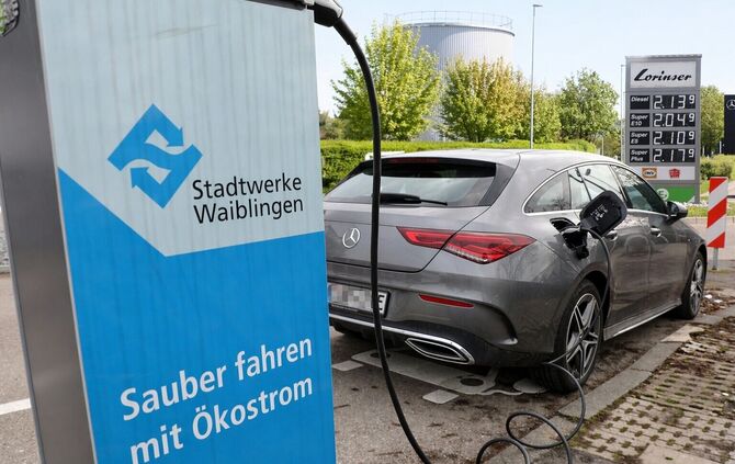 Wollen Autofahrer wegen der Spritpreise auf einen Elektroantrieb umsteigen? (Symbolbild/Montage)