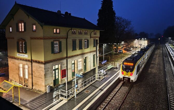 Ein Zug der Murrbahn am Bahnhof in Oppenweiler.