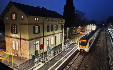 Ein Zug der Murrbahn am Bahnhof in Oppenweiler.