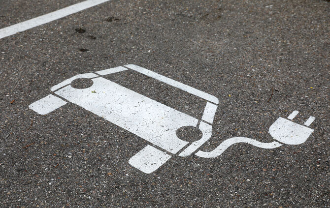 Ein Elektroauto inklusive Ladesäule soll bald nach Kaisersbach kommen.